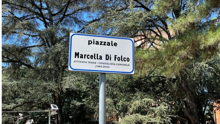<p>A Marcella Di Folco, iconica presidente del Mit – Movimento Identità Trans dal 1998 al 7 settembre 2010, la Giunta del Comune di Bologna, su proposta dell’assessora ai Lavori pubblici Virginia Gieri, ha intitolato un’area pubblica all’attivista trans e consigliera comunale. Si tratta della superficie di forma ovale al centro del giardino di Villa Cassarini, nel quartiere Porto-Saragozza, che d’ora in poi si chiamerà “Piazzale Marcella Di Folco“.</p>
