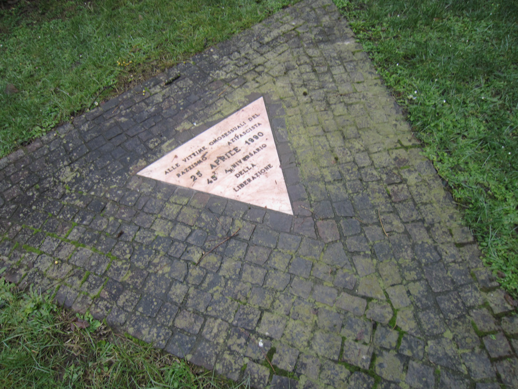 <p>Partenza – Arrivo Nel Parco di Villa Cassarini si trova un monumento dedicato alle vittime omosessuali del nazismo e del fascismo. Un triangolo in marmo rosa incastonato tra sanpietrini, posti anch’essi in forma triangolare, simboleggia la persecuzione degli oltre 10.000 omosessuali rinchiusi dopo il 1933 nei campi di concentramento del Terzo Reich.</p>
<p>&nbsp;</p>
