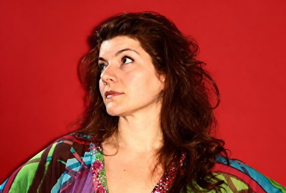 Mara – ritratto su fondo rosso, di profilo