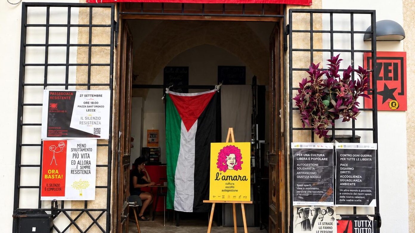 <p><strong>In Corte dei Chiaramonte 2, lo Spazio Sociale ZEI è un luogo di socialità, cultura e attivismo. Qui si incontrano realtà diverse della scena LGBTQIA+ e transfemminista salentina e qui ha sede il Centro Antidiscriminazione L’Amara, il primo CAD della provincia di Lecce dedicato alle persone che subiscono discriminazioni legate all’orientamento sessuale e all’identità di genere.</strong></p>
