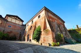 <p>Quando venne fondato il Porto di Bologna, nella metà del cinquecento, venne anche istituito un primo edificio adibito a Magazzino del Sale. La Salara è ad oggi l’unico edificio che testimonia la presenza dell’antico Porto fluviale e solo nel 1982 lo stabile viene recuperato da un restauro che lo riporta fuori terra e consolidato nella parte strutturale. Dal 2002 la Salara è sede del Cassero LGBTQIA+ Center precedentemente ospitato a Porta Saragozza.</p>
