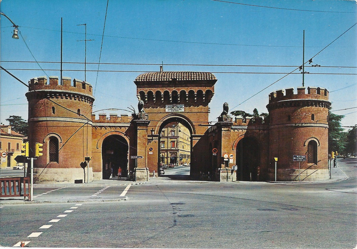 <p>Partenza – Arrivo Il sindaco Renato Zangheri (1925-2015) assegna una struttura pubblica all’associazionismo omosessuale. E’ la prima volta in Italia. Il circolo ARCI Gay “Il Cassero” sarà inaugurato il 19 dicembre 1982 e rimarrà qui fino al 2002, per poi trasferirsi alla Salara, edificio restaurato dell’antico porto di Bologna.</p>
